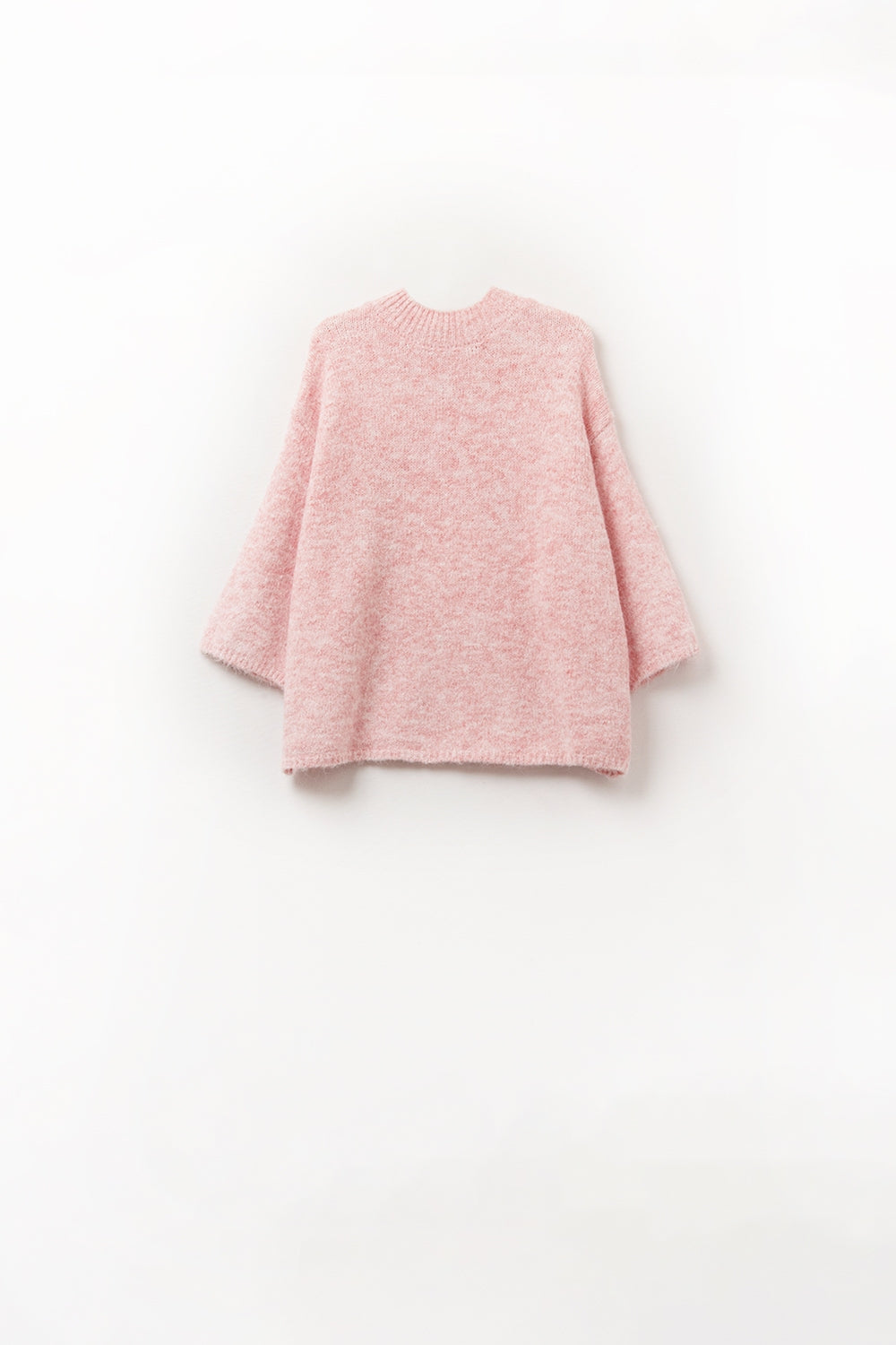 Maglione rosa soffice con maniche a tre quarti e scollo rotondo