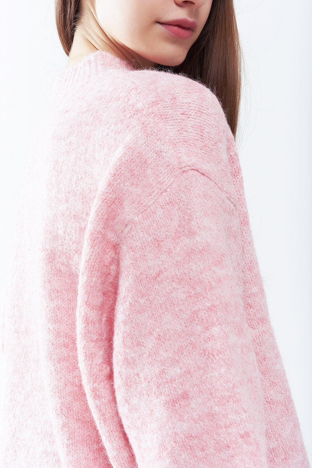 Maglione rosa soffice con maniche a tre quarti e scollo rotondo
