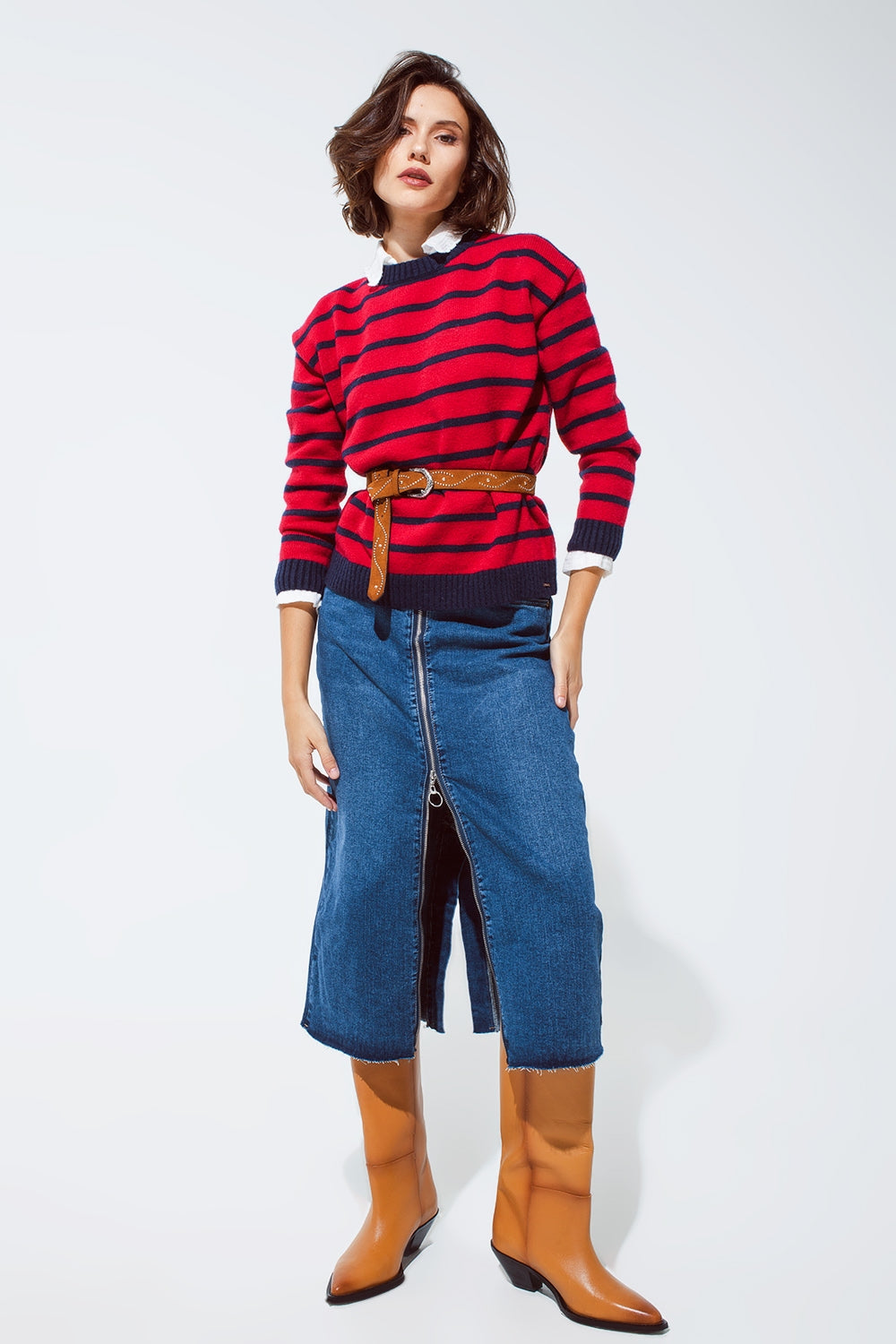 Maglione rosso con righe blu e girocollo bianco