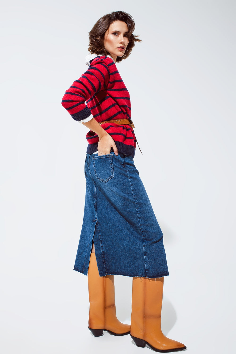 Maglione rosso con righe blu e girocollo bianco