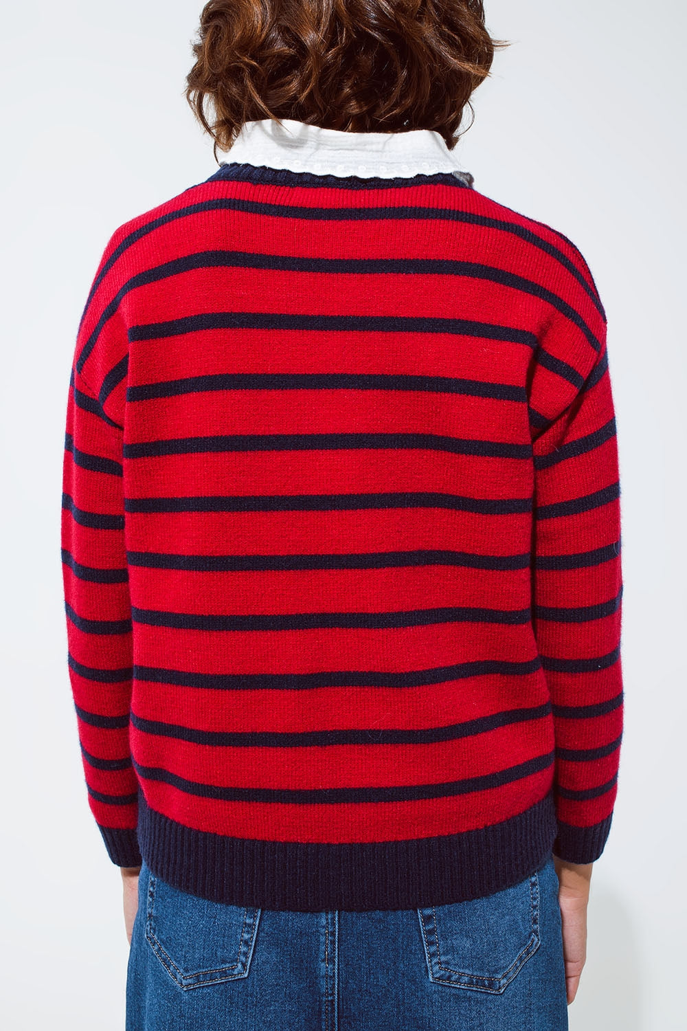 Maglione rosso con righe blu e girocollo bianco