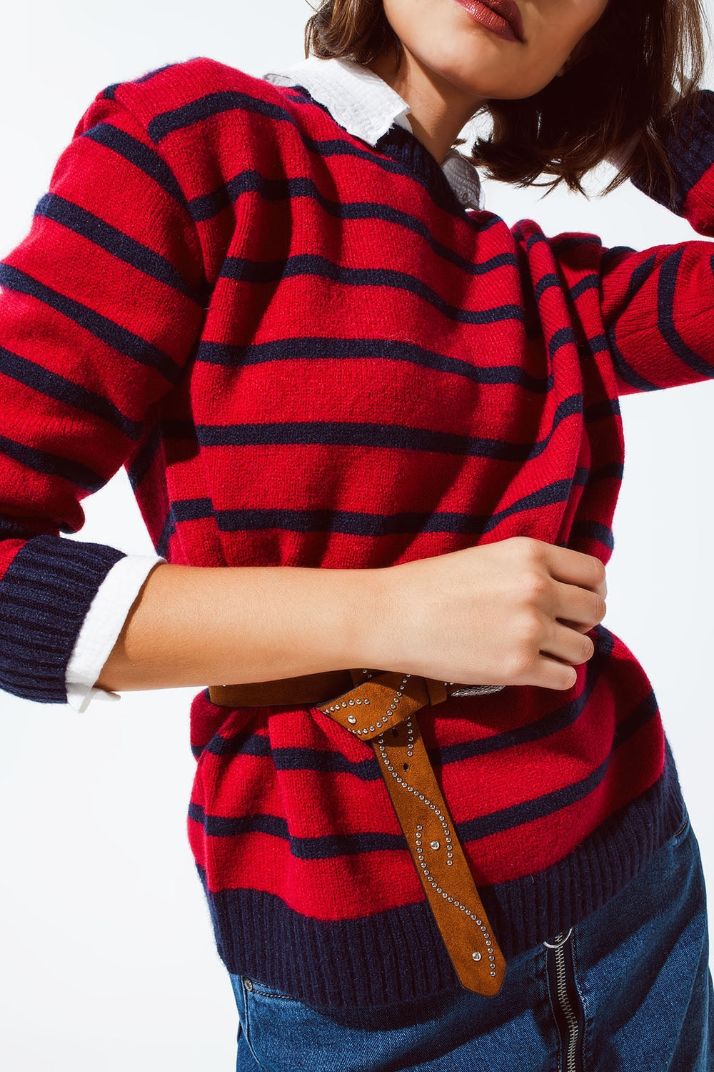 Maglione rosso con righe blu e girocollo bianco
