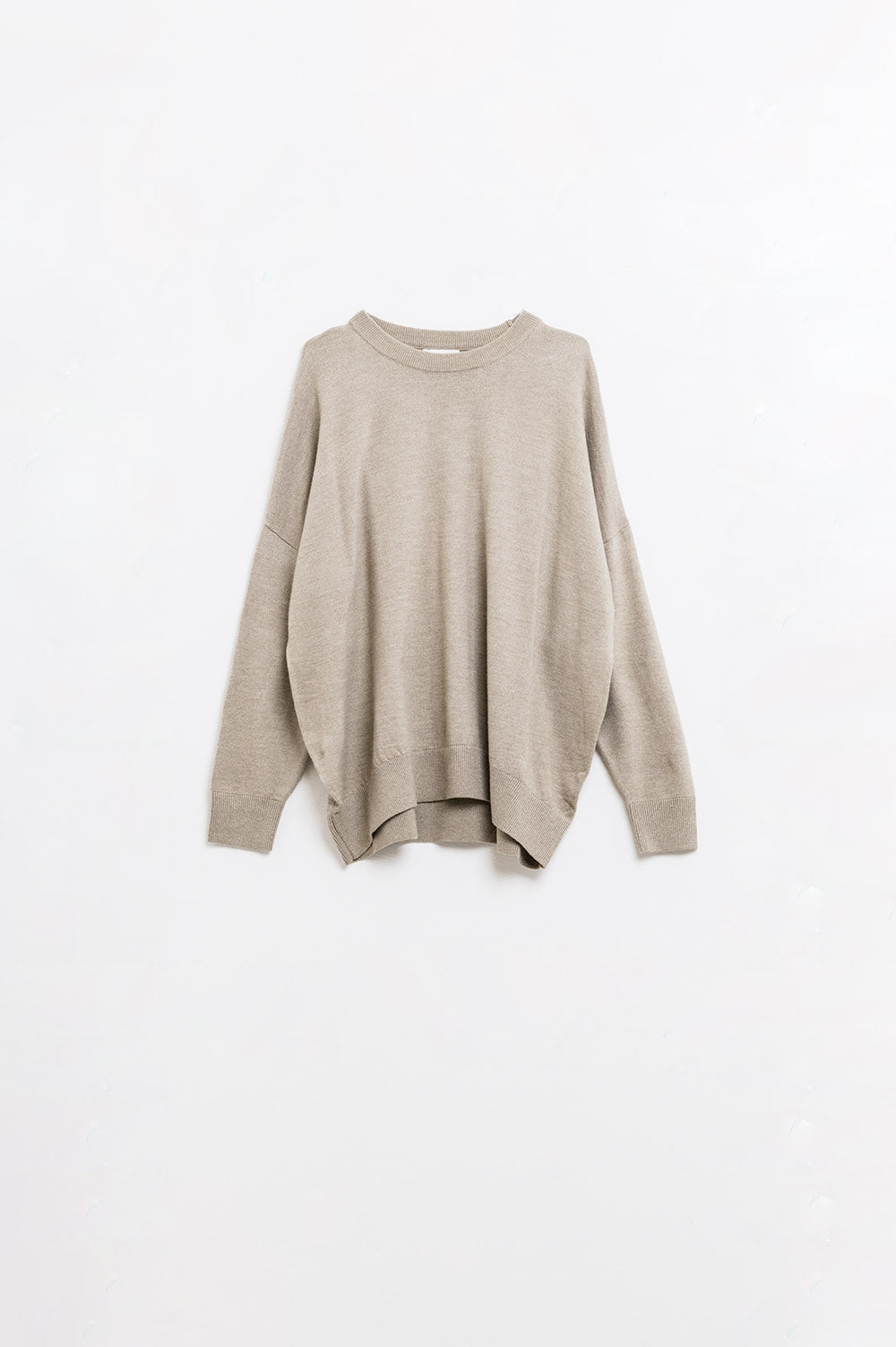 Q2 Maglione sciolto a maglia fine di colore beige con scollo rotondo