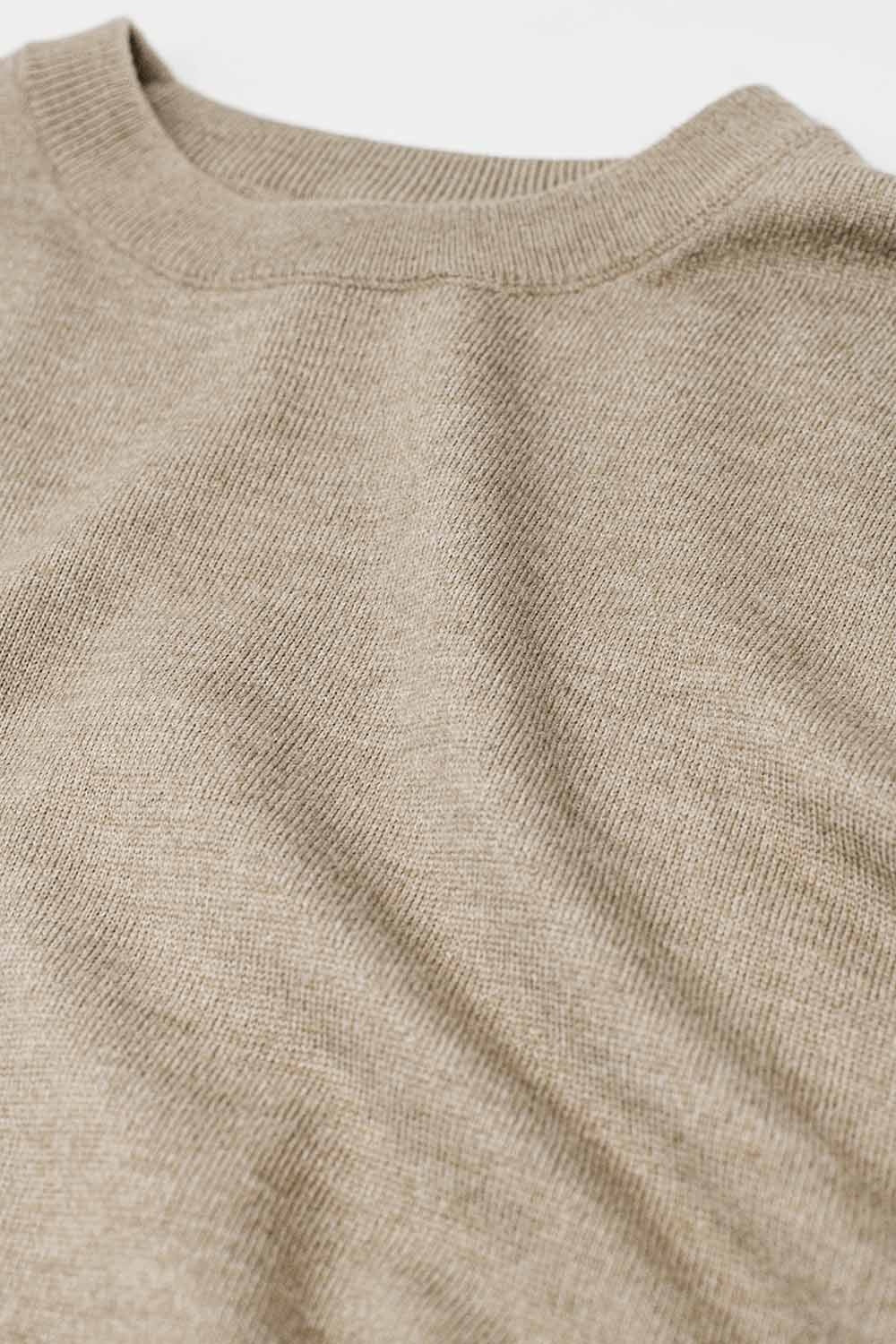 Maglione sciolto a maglia fine di colore beige con scollo rotondo
