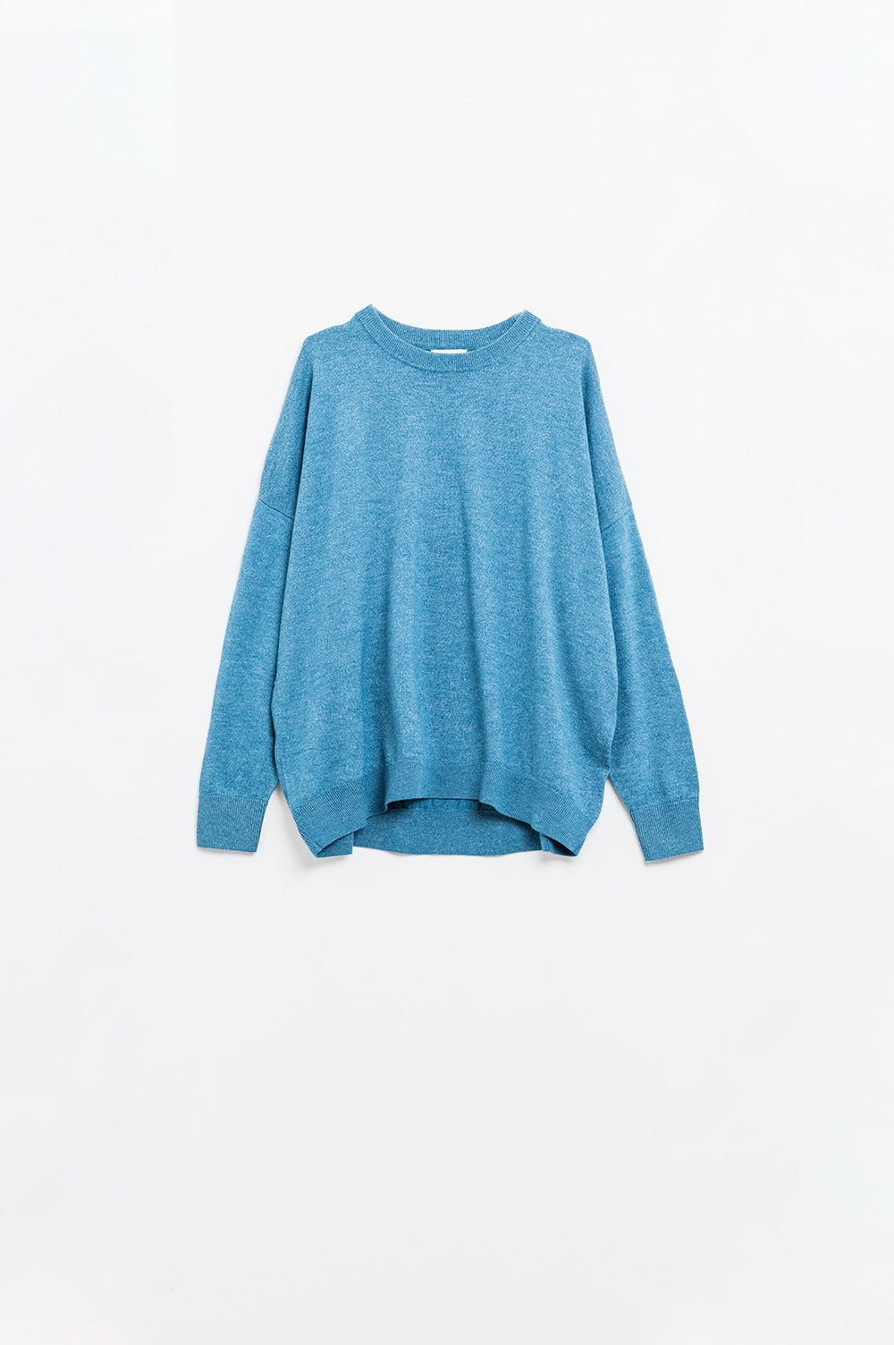Maglione sciolto a maglia fine di colore blu con scollo rotondo