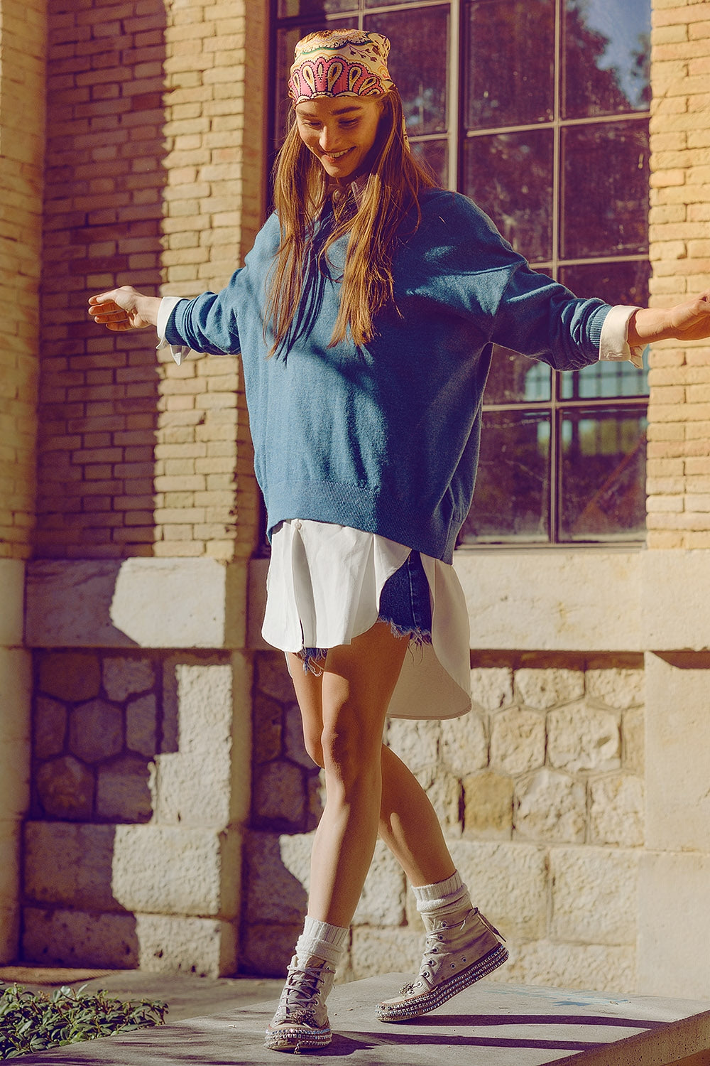 Maglione sciolto a maglia fine di colore blu con scollo rotondo