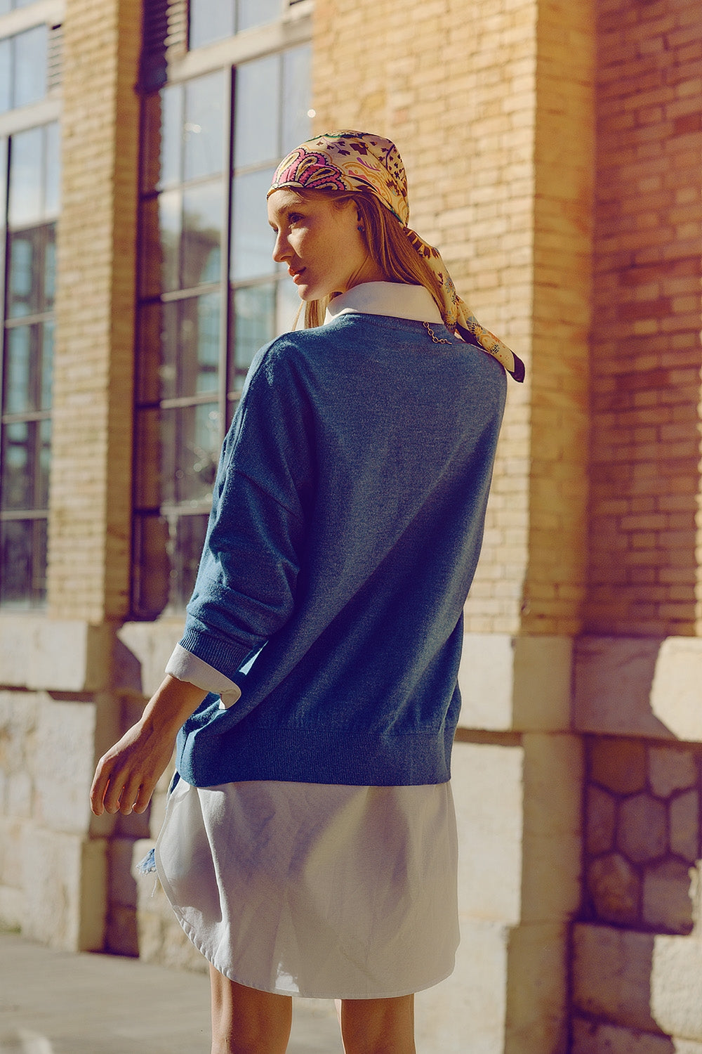 Maglione sciolto a maglia fine di colore blu con scollo rotondo
