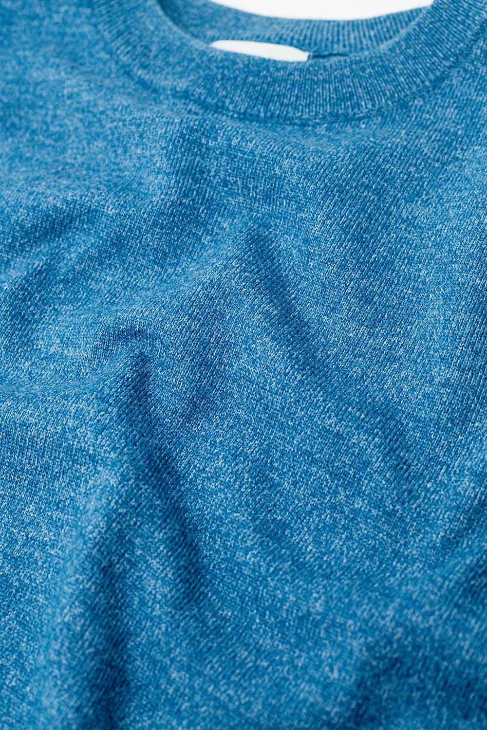 Maglione sciolto a maglia fine di colore blu con scollo rotondo