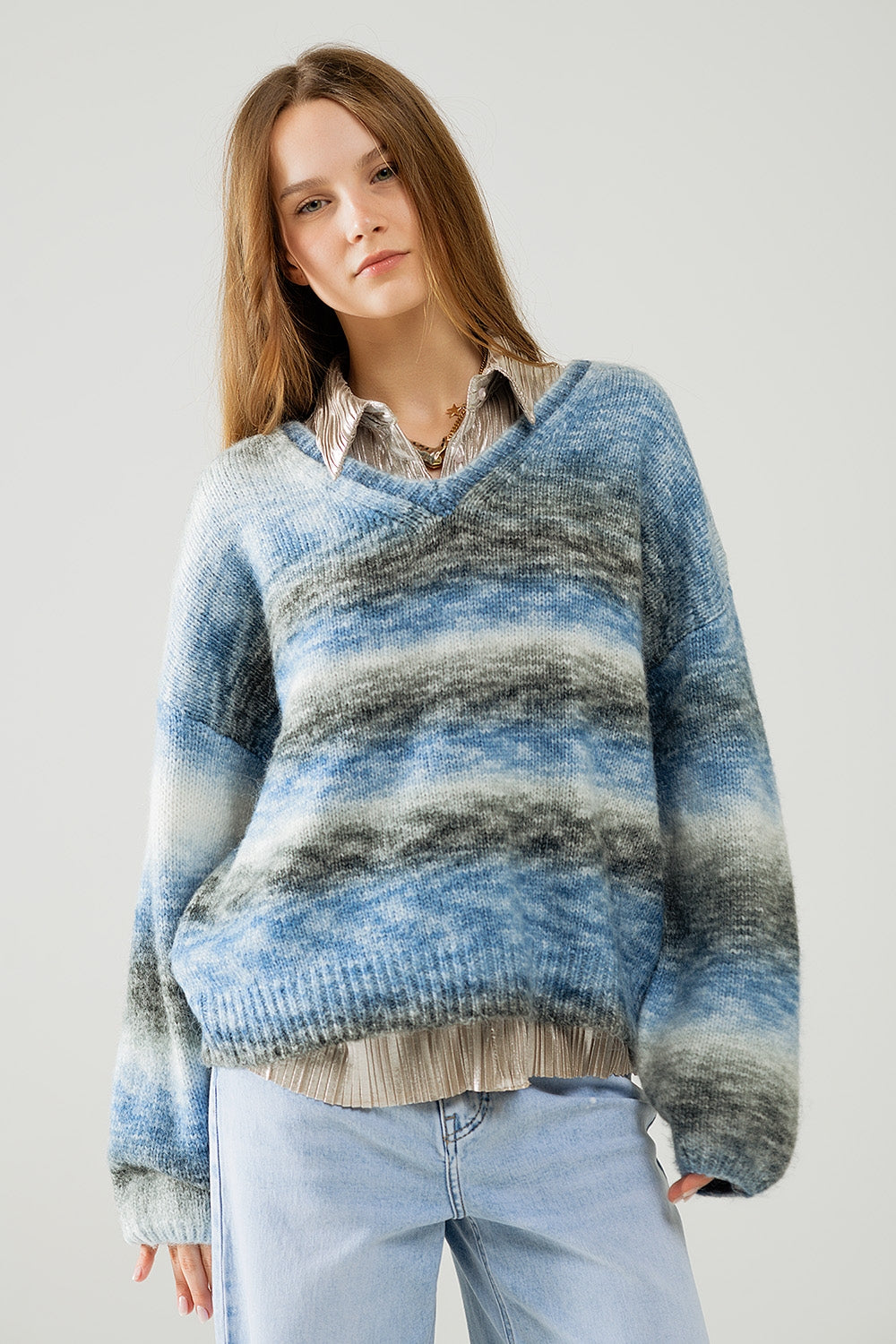 Q2 Maglione sciolto con scollo a V e righe blu e grigie