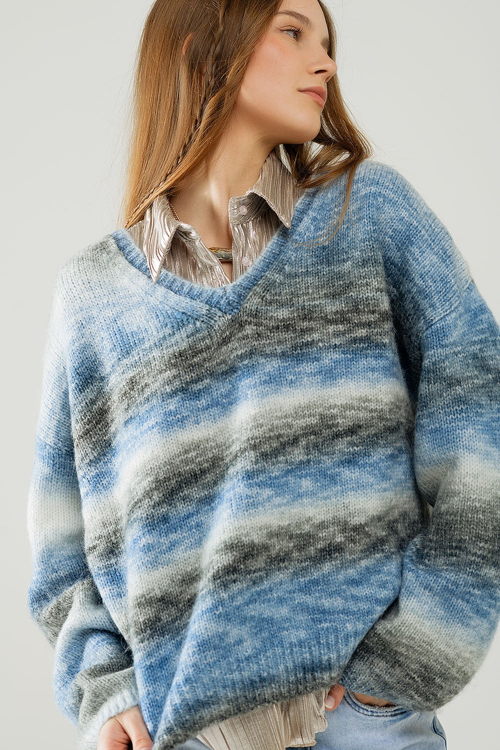 Maglione sciolto con scollo a V e righe blu e grigie