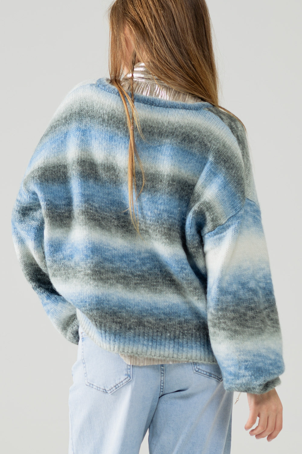 Maglione sciolto con scollo a V e righe blu e grigie