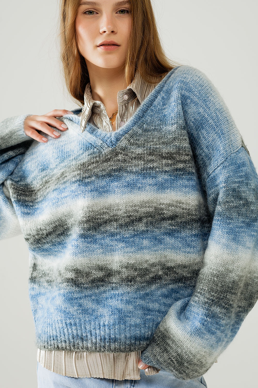 Maglione sciolto con scollo a V e righe blu e grigie