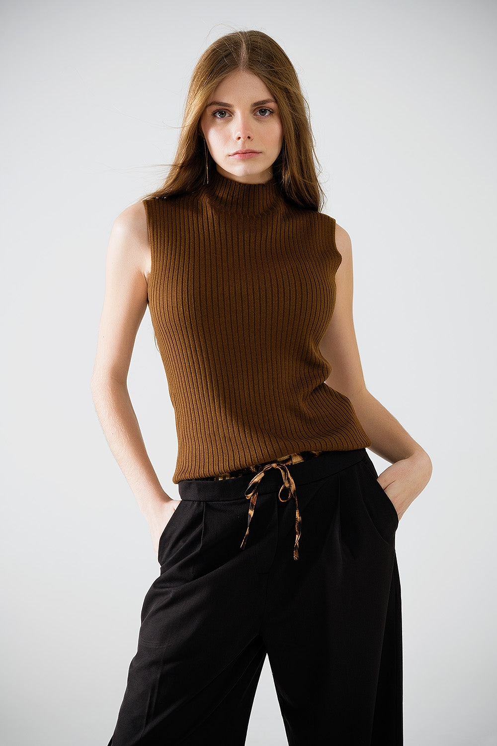 Q2 Maglione senza maniche a maglia fine in lana marrone
