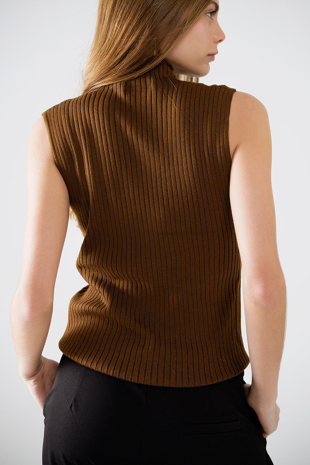 Maglione senza maniche a maglia fine in lana marrone