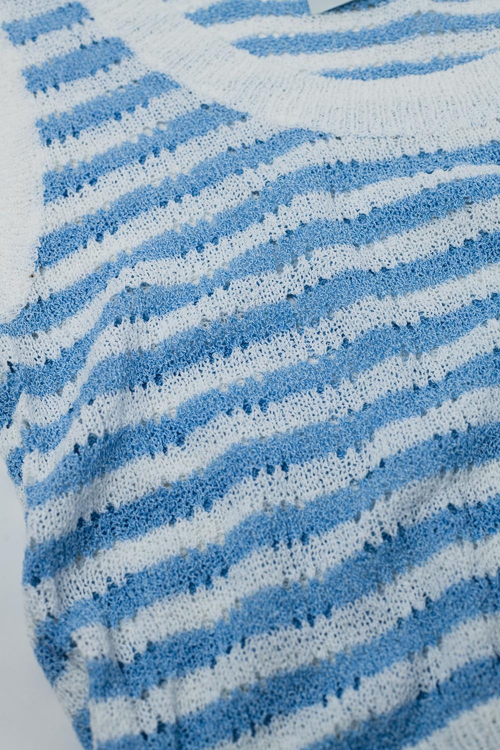 Maglione senza maniche a righe a maglia aperta in blu e bianco