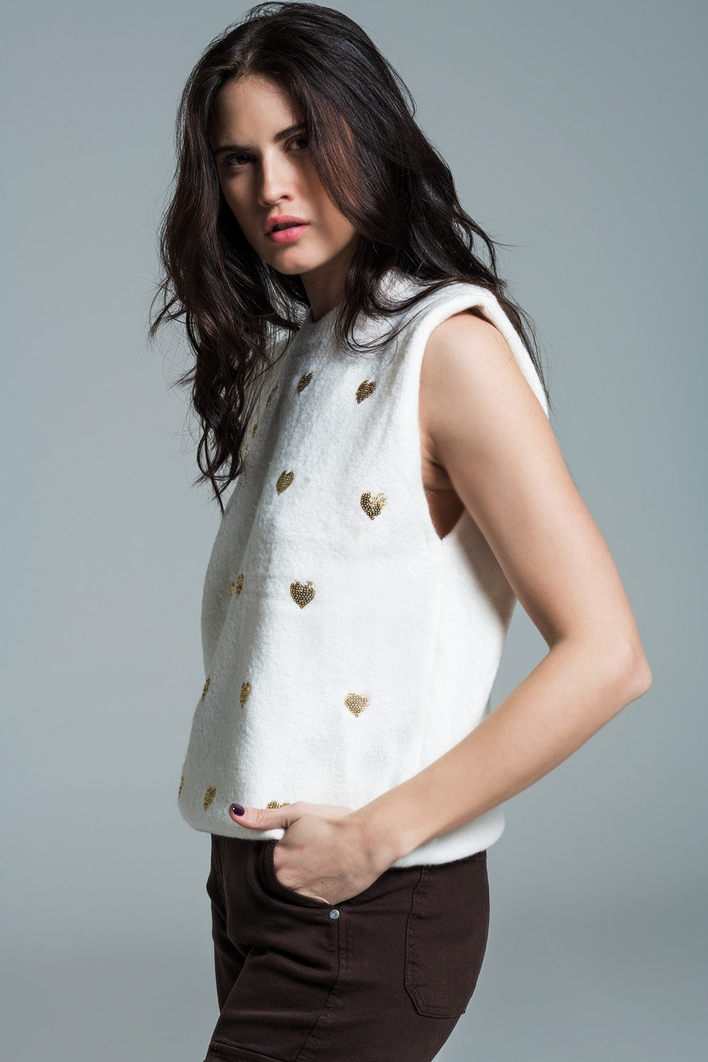 Maglione senza maniche bianco con cuori di paillettes argentate