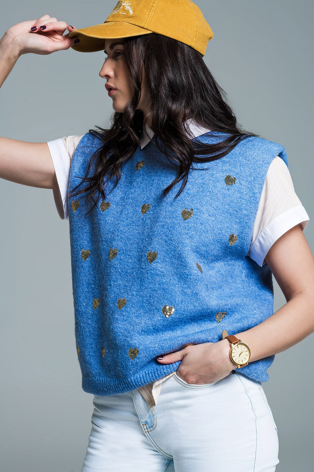 Maglione senza maniche blu con cuori di paillettes argentate