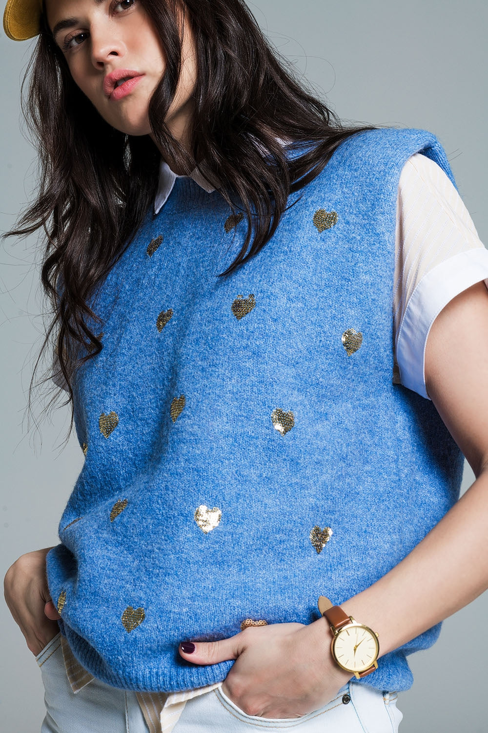 Maglione senza maniche blu con cuori di paillettes argentate