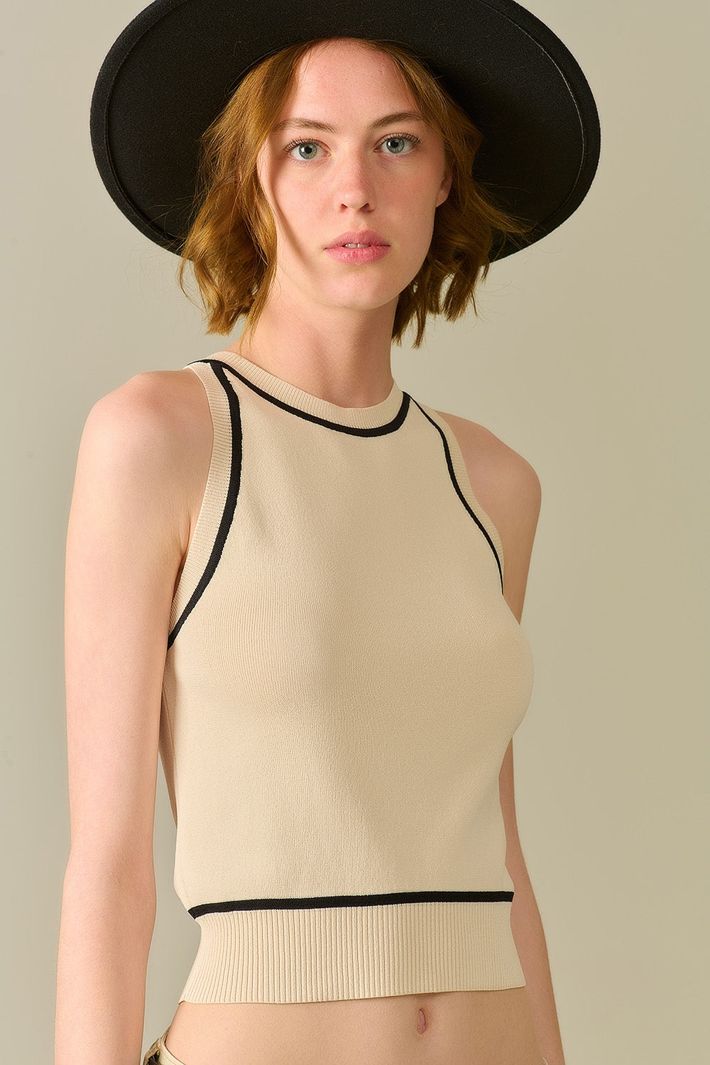 Maglione Senza Maniche in Beige con Dettaglio di Linee Nere