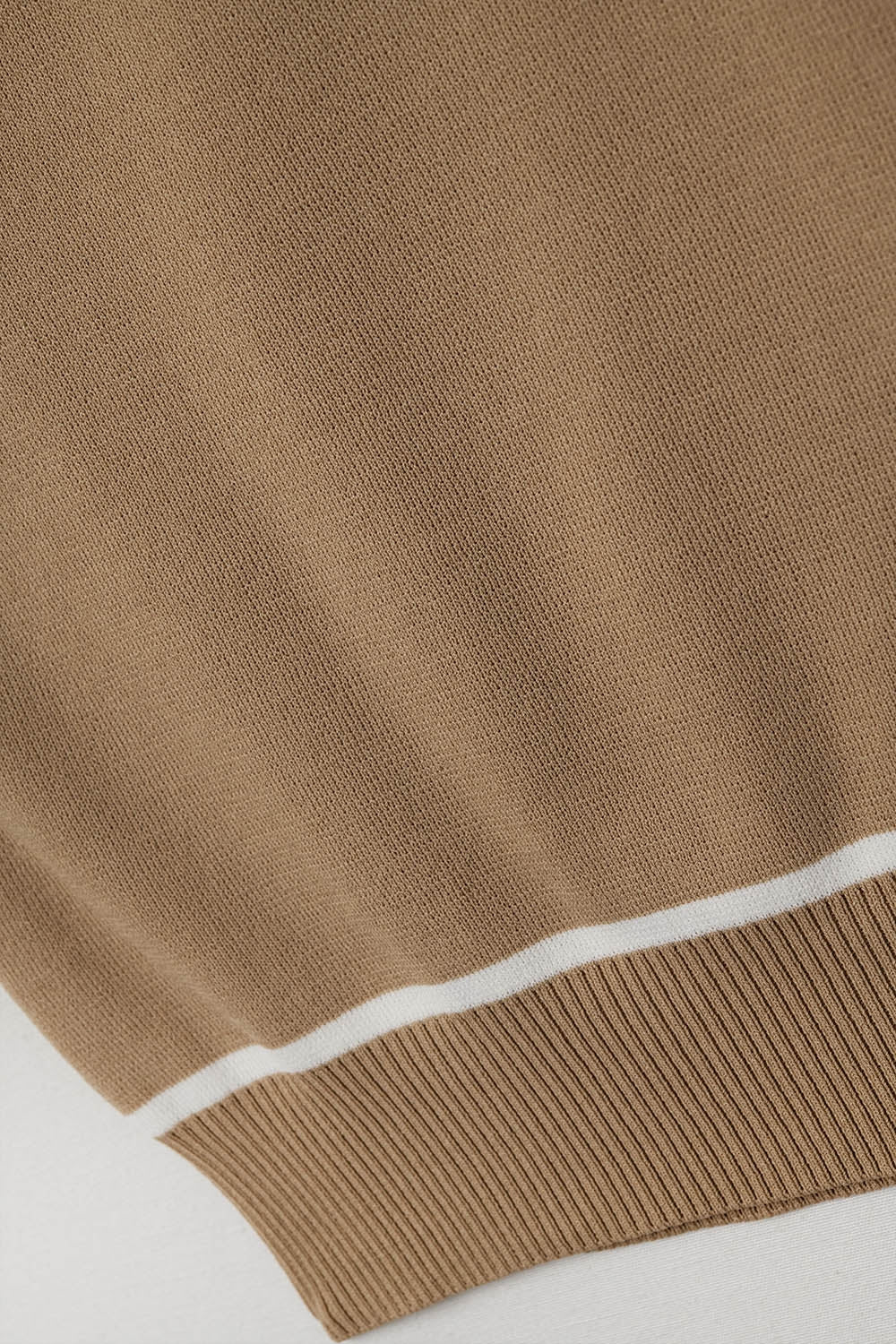 Maglione Senza Maniche in Colore Cammello con Dettagli a Righe Bianche