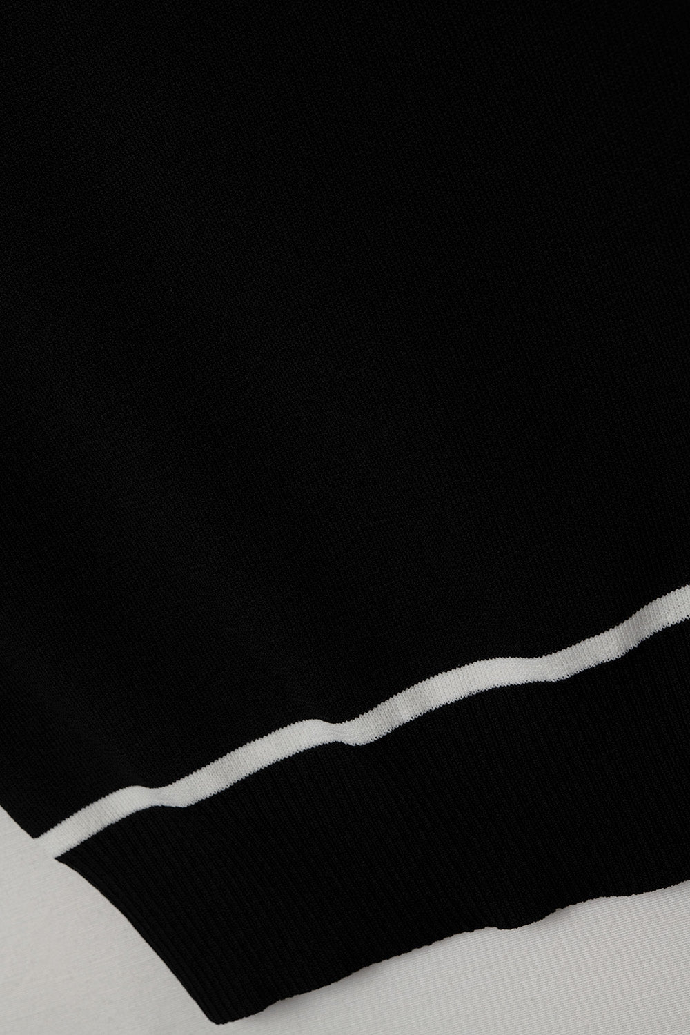 Maglione Senza Maniche Nero con Dettaglio Linee Bianche