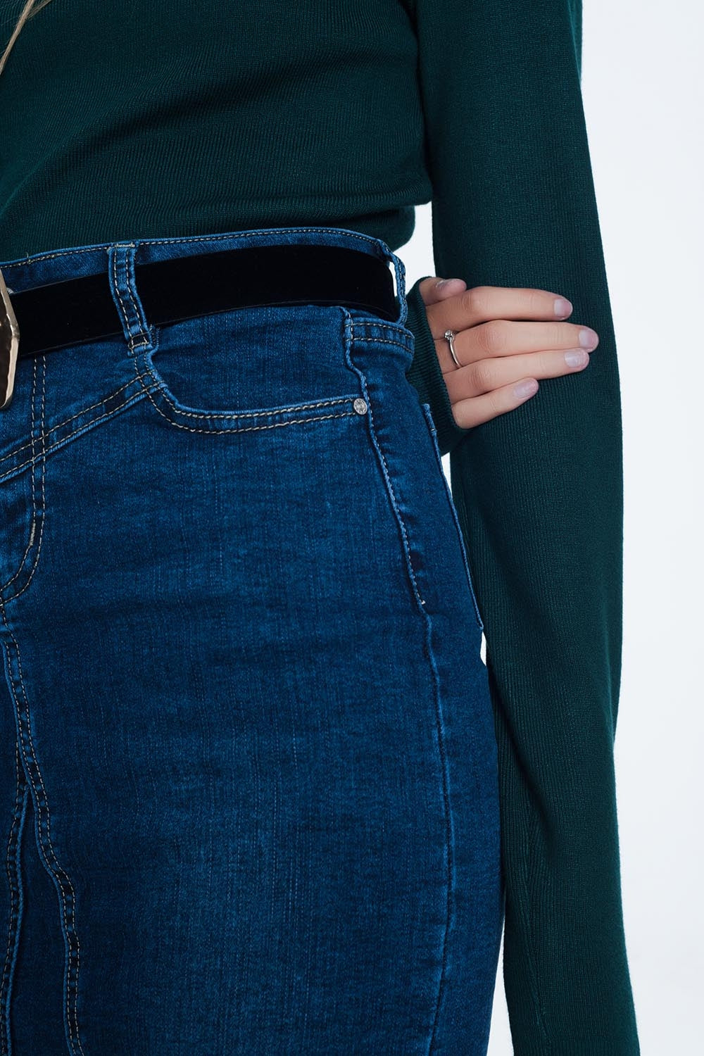 Maglione slim verde a coste con volant sul collo