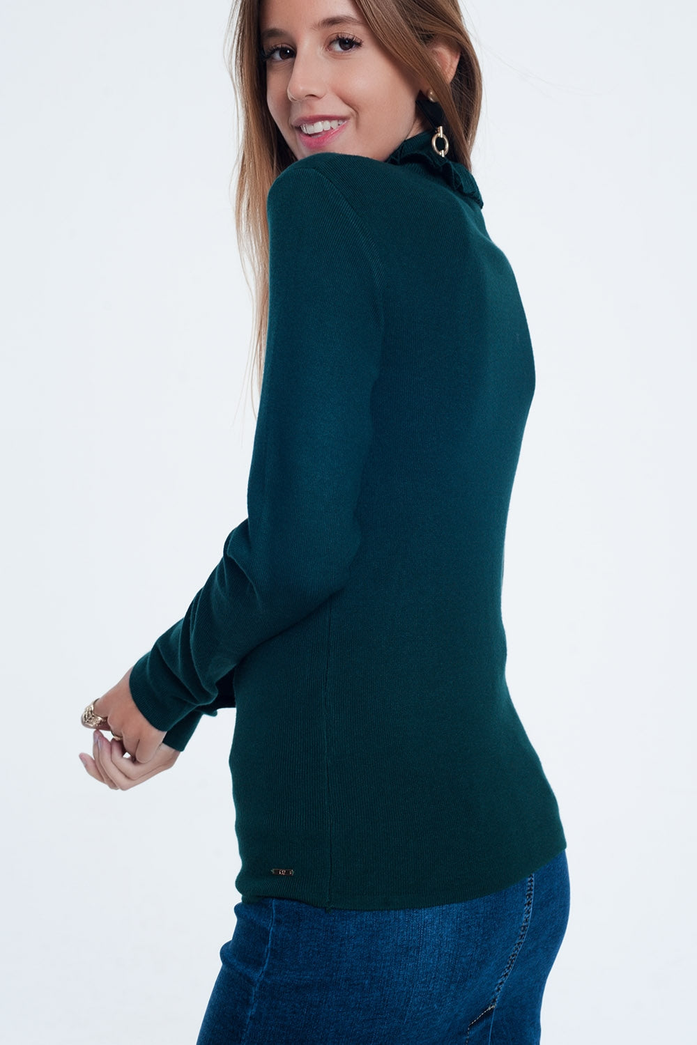 Maglione slim verde a coste con volant sul collo