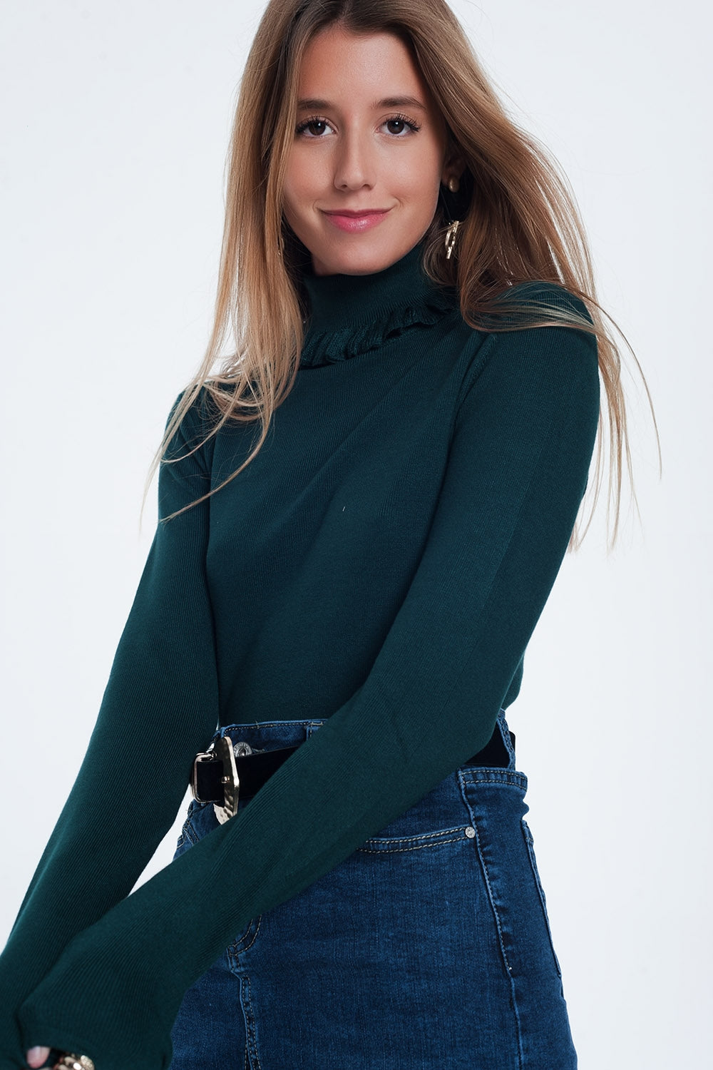 Maglione slim verde a coste con volant sul collo
