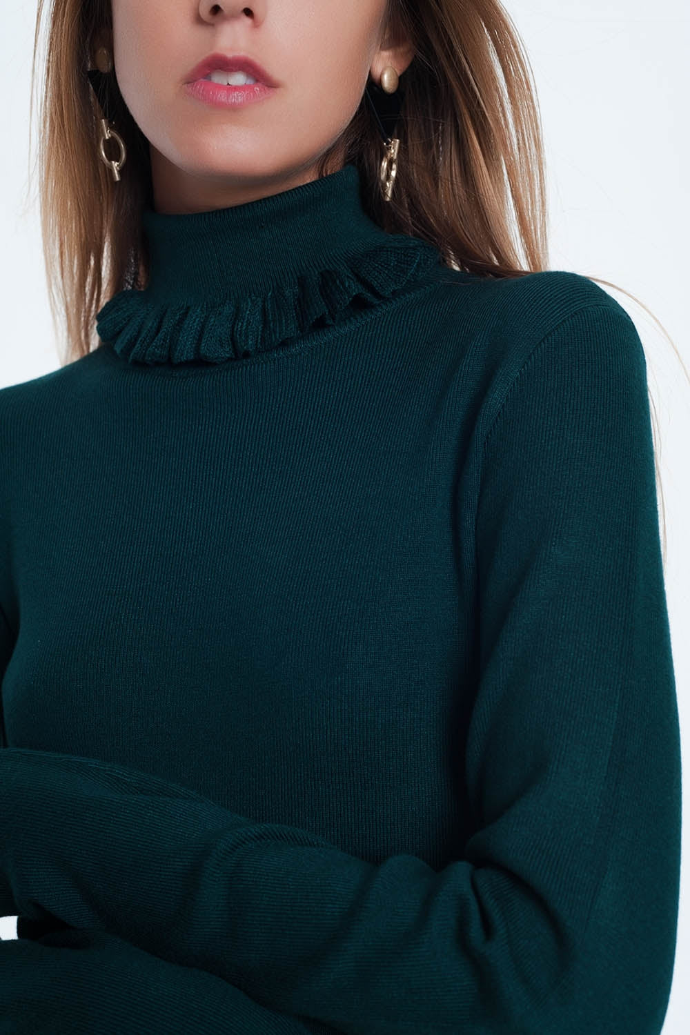 Maglione slim verde a coste con volant sul collo
