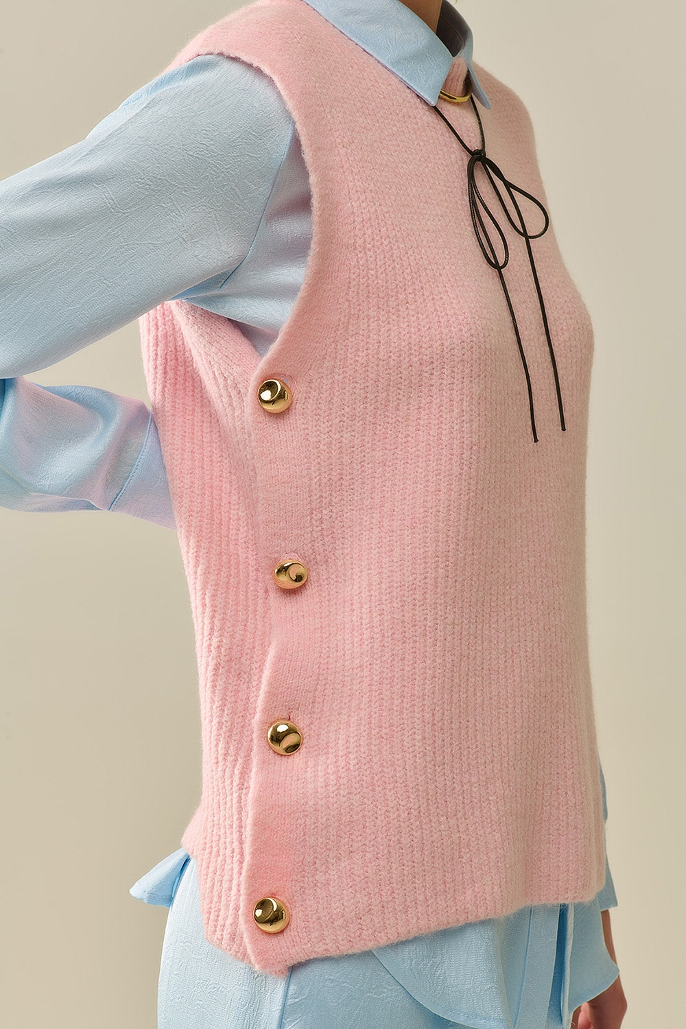 Maglione smanicato rosa con bottoni dorati