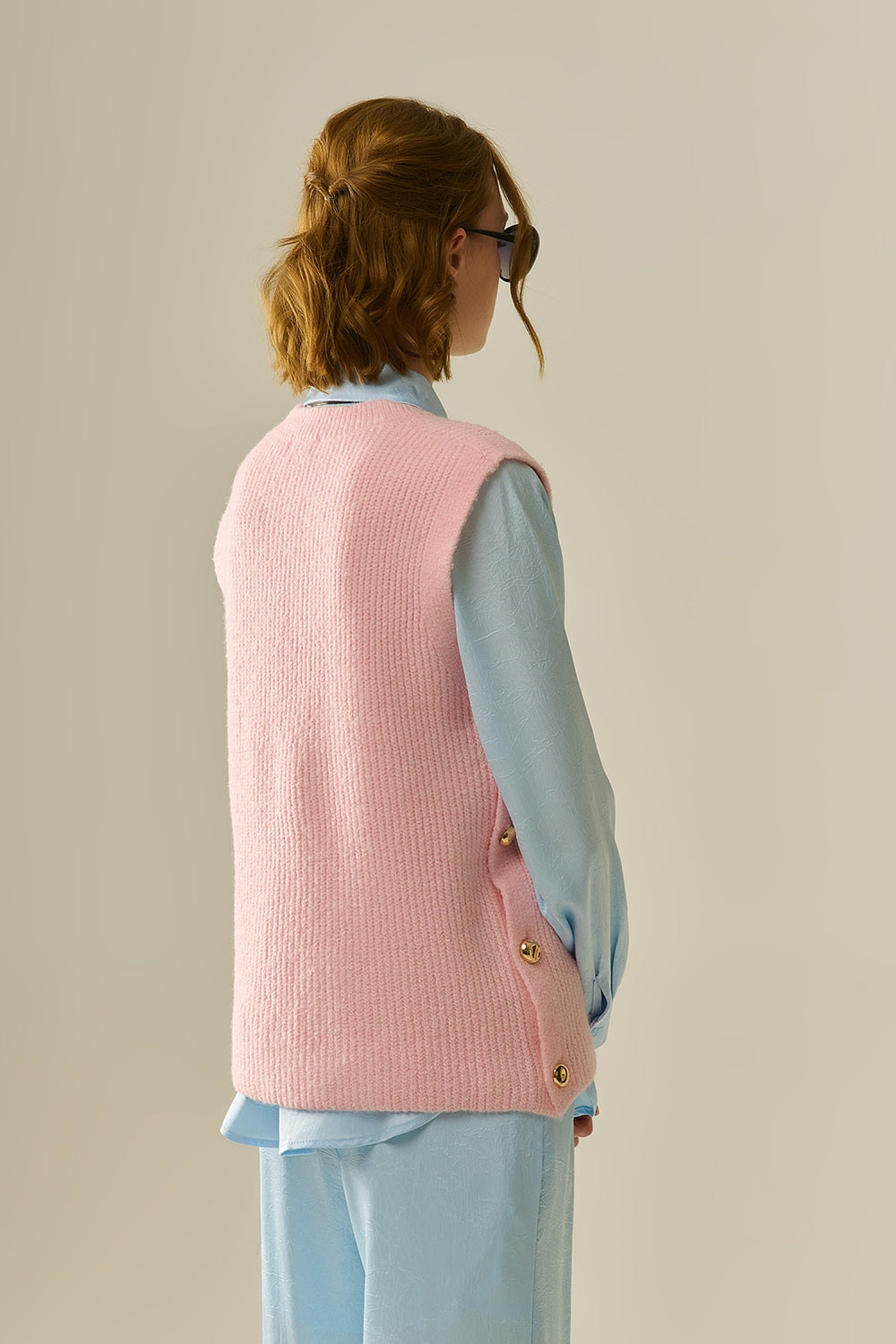 Maglione smanicato rosa con bottoni dorati