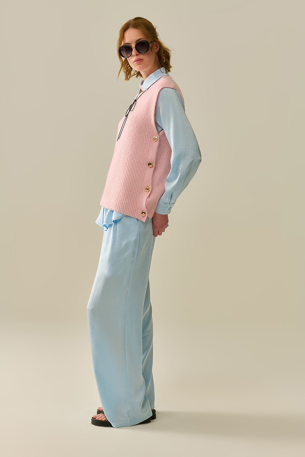 Maglione smanicato rosa con bottoni dorati