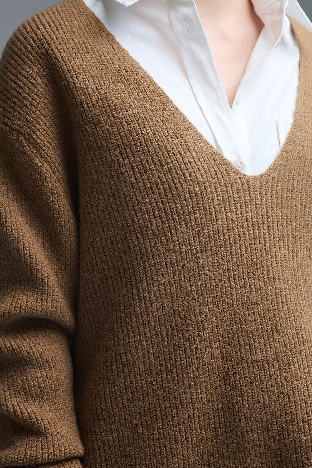 Maglione sottile super oversize con scollo a V in cammello