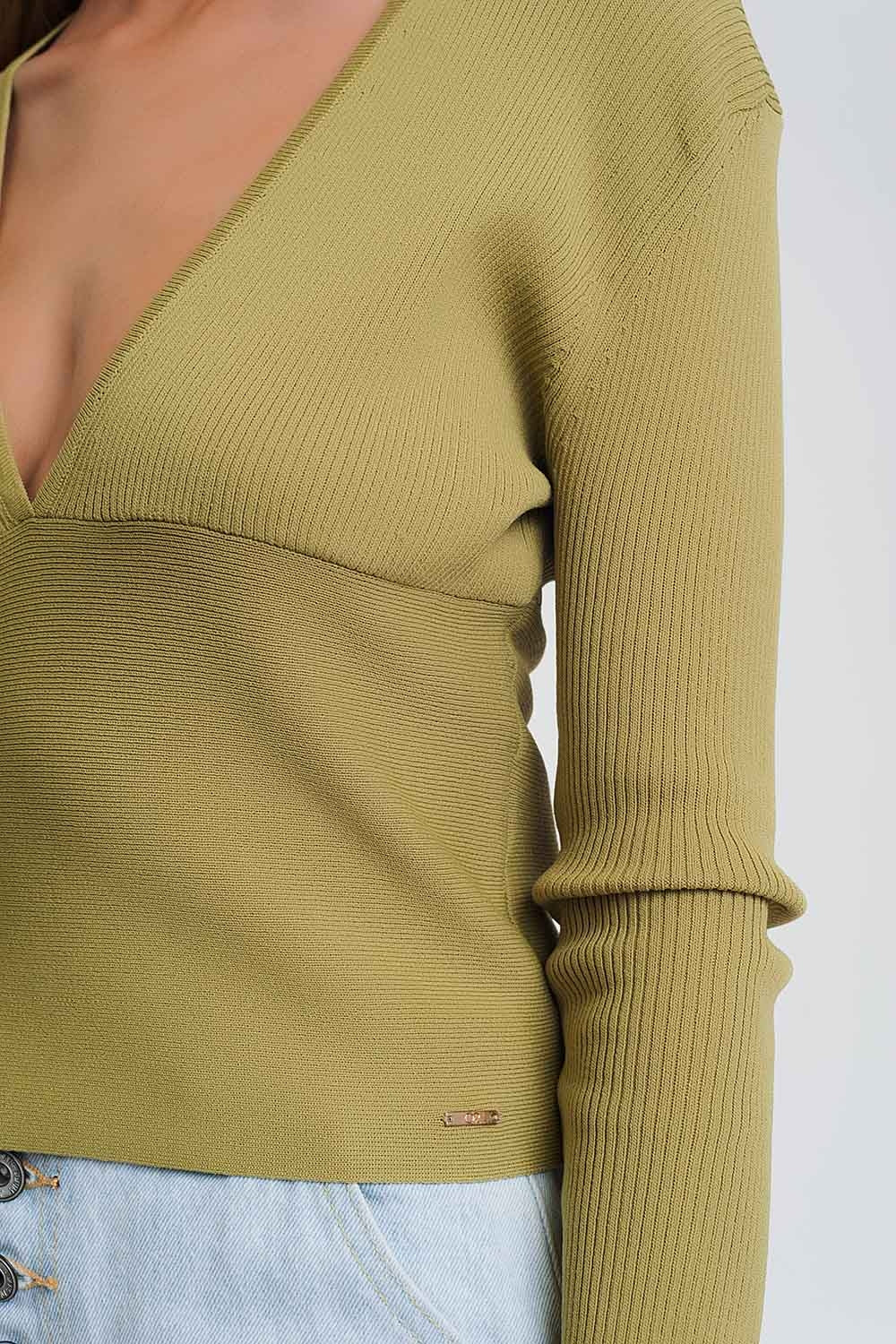 Maglione verde a coste con scollo a V
