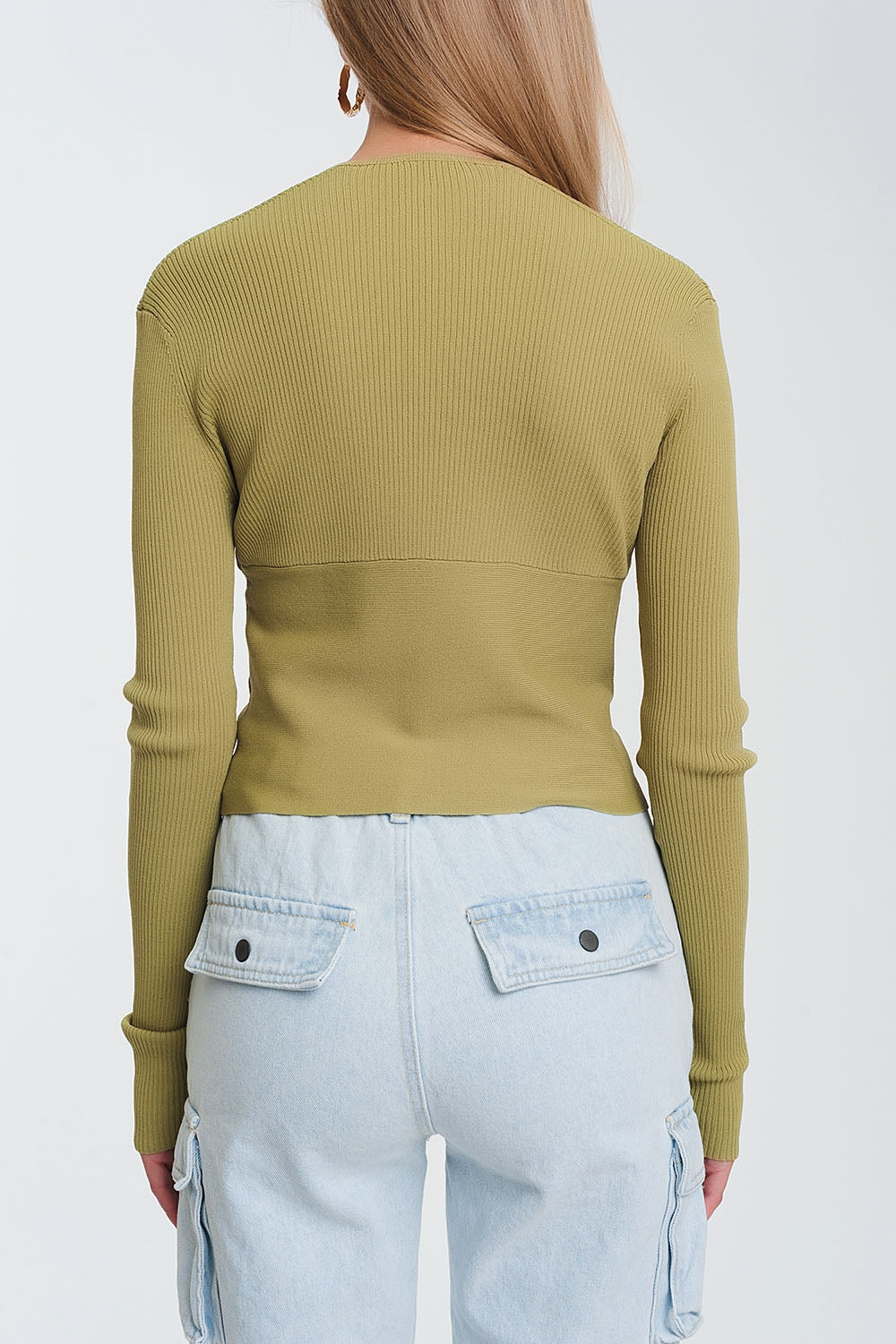 Maglione verde a coste con scollo a V
