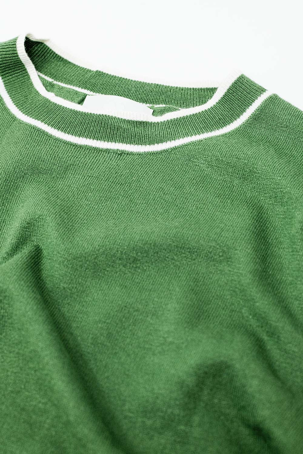 Maglione verde a maniche corte con dettaglio di linee bianche