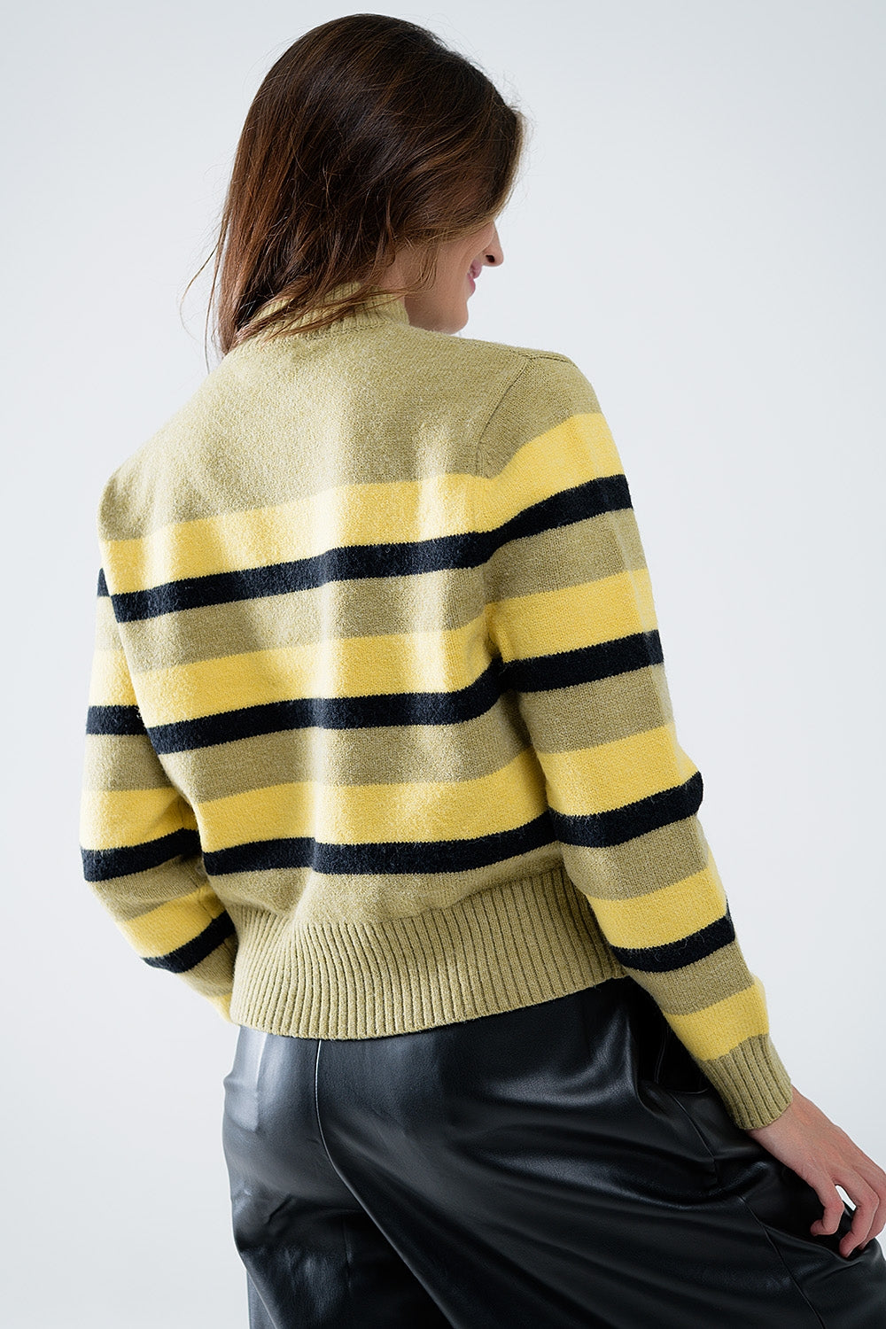Maglione verde a righe gialle e nere