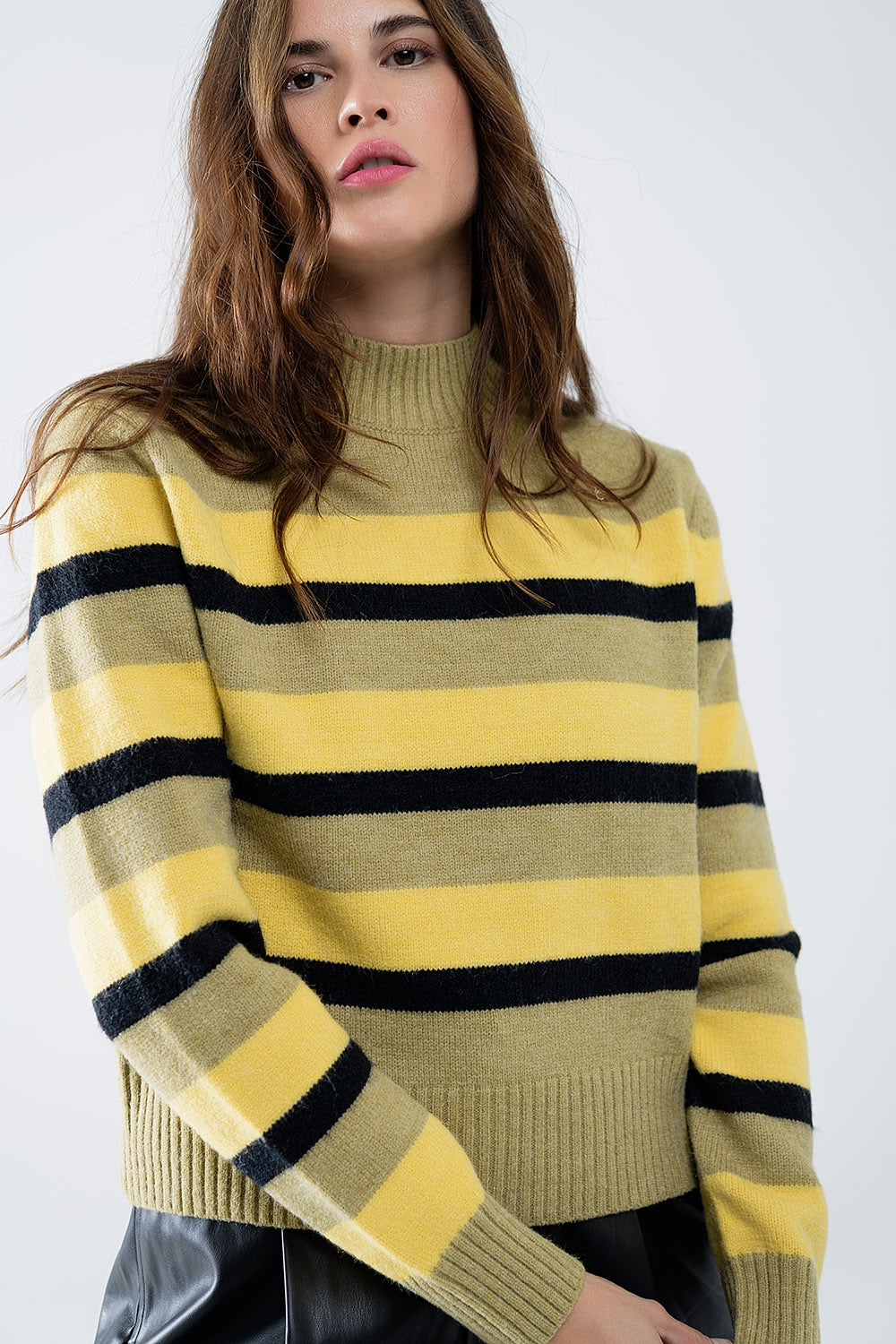 Maglione verde a righe gialle e nere