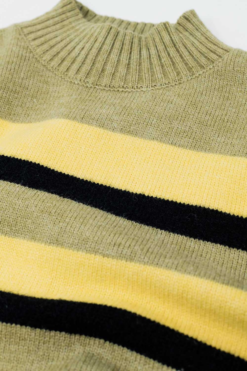 Maglione verde a righe gialle e nere