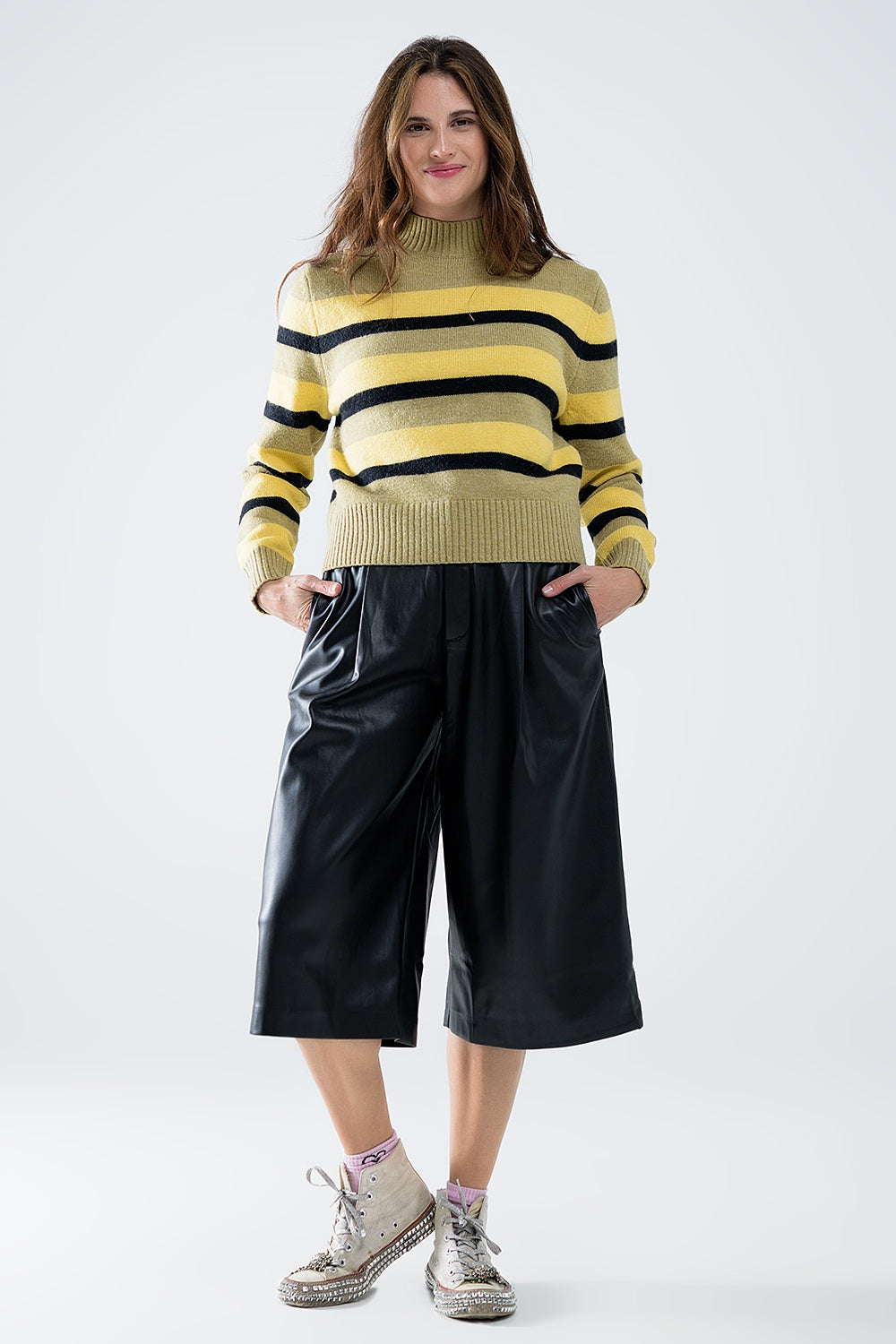 Maglione verde a righe gialle e nere