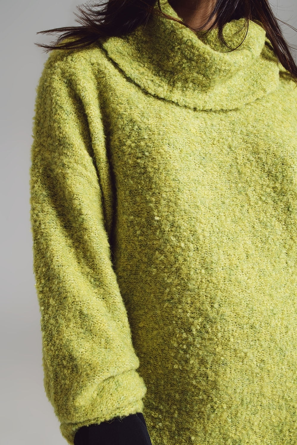 Maglione verde con collo bardot.