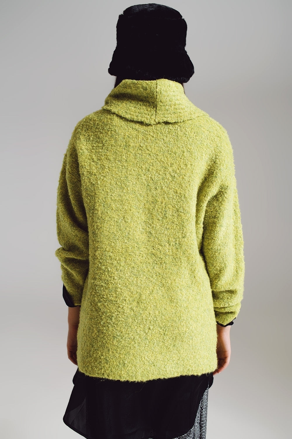 Maglione verde con collo bardot.