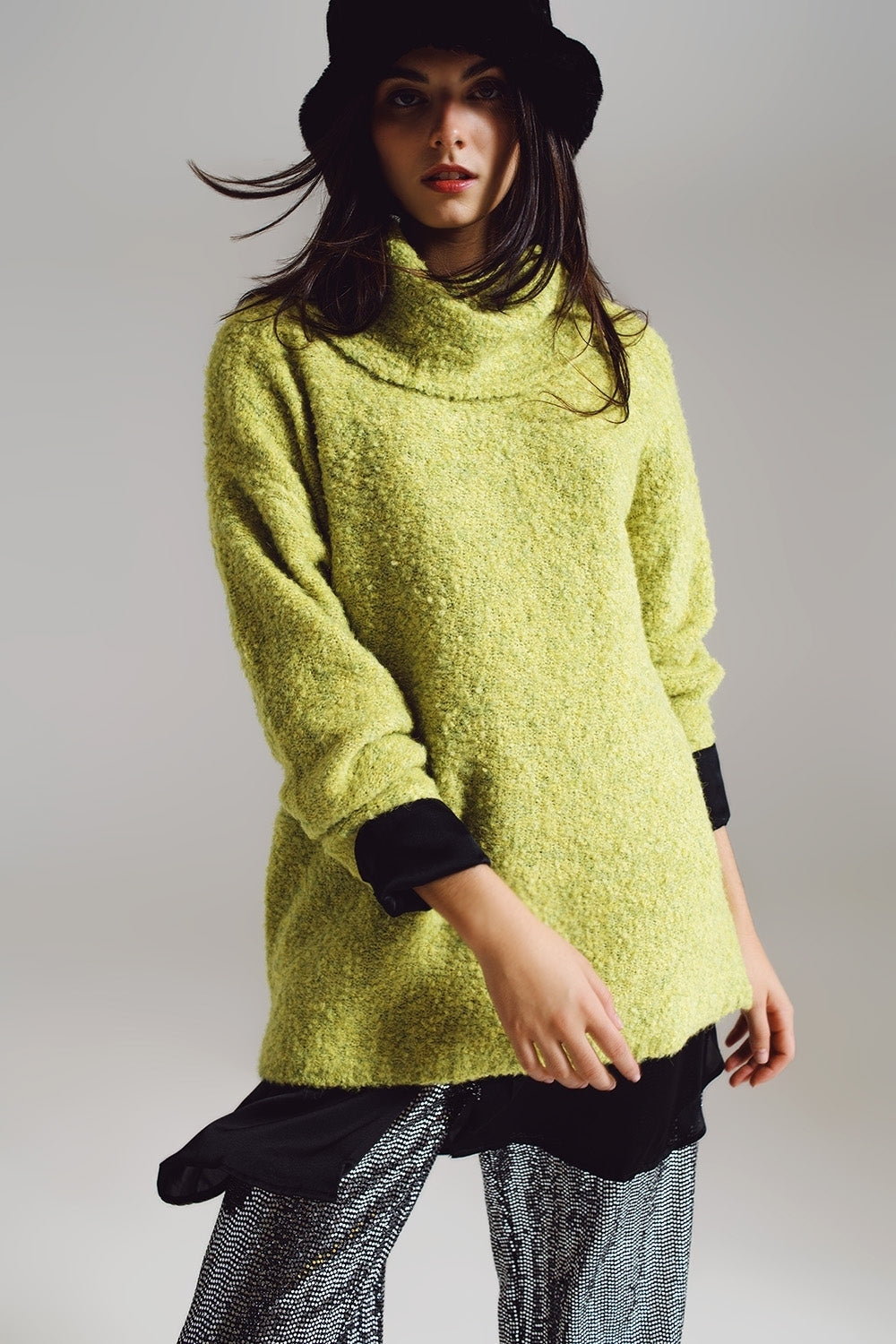 Maglione verde con collo bardot.