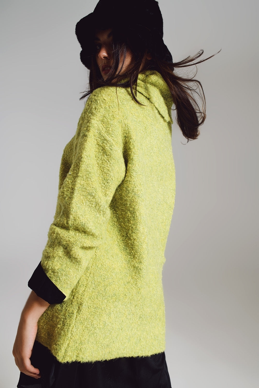 Maglione verde con collo bardot.
