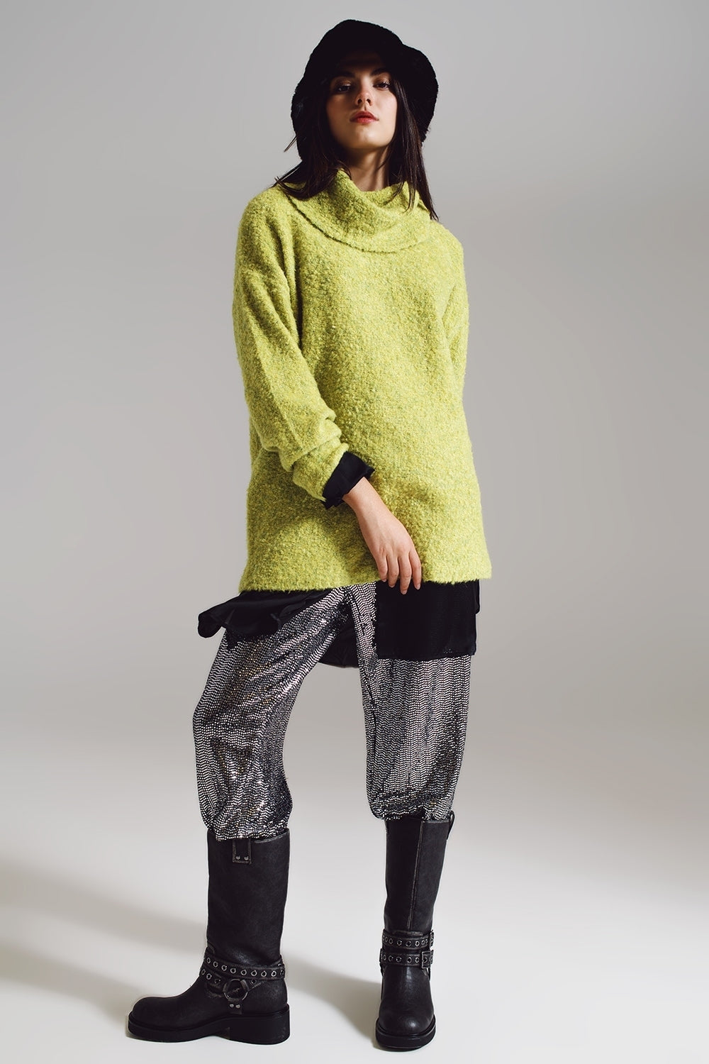 Maglione verde con collo bardot.