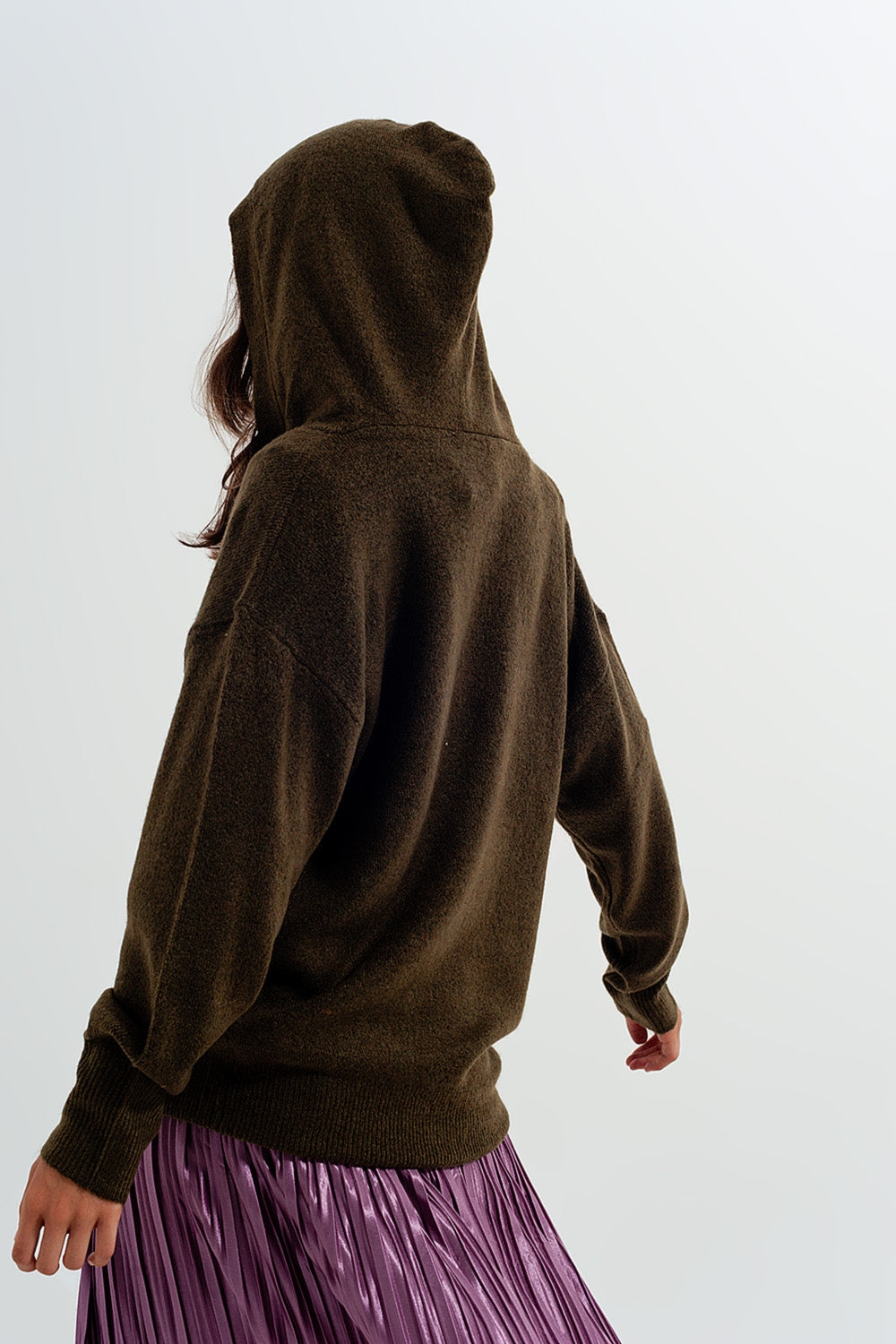 Maglione verde con scollo a V