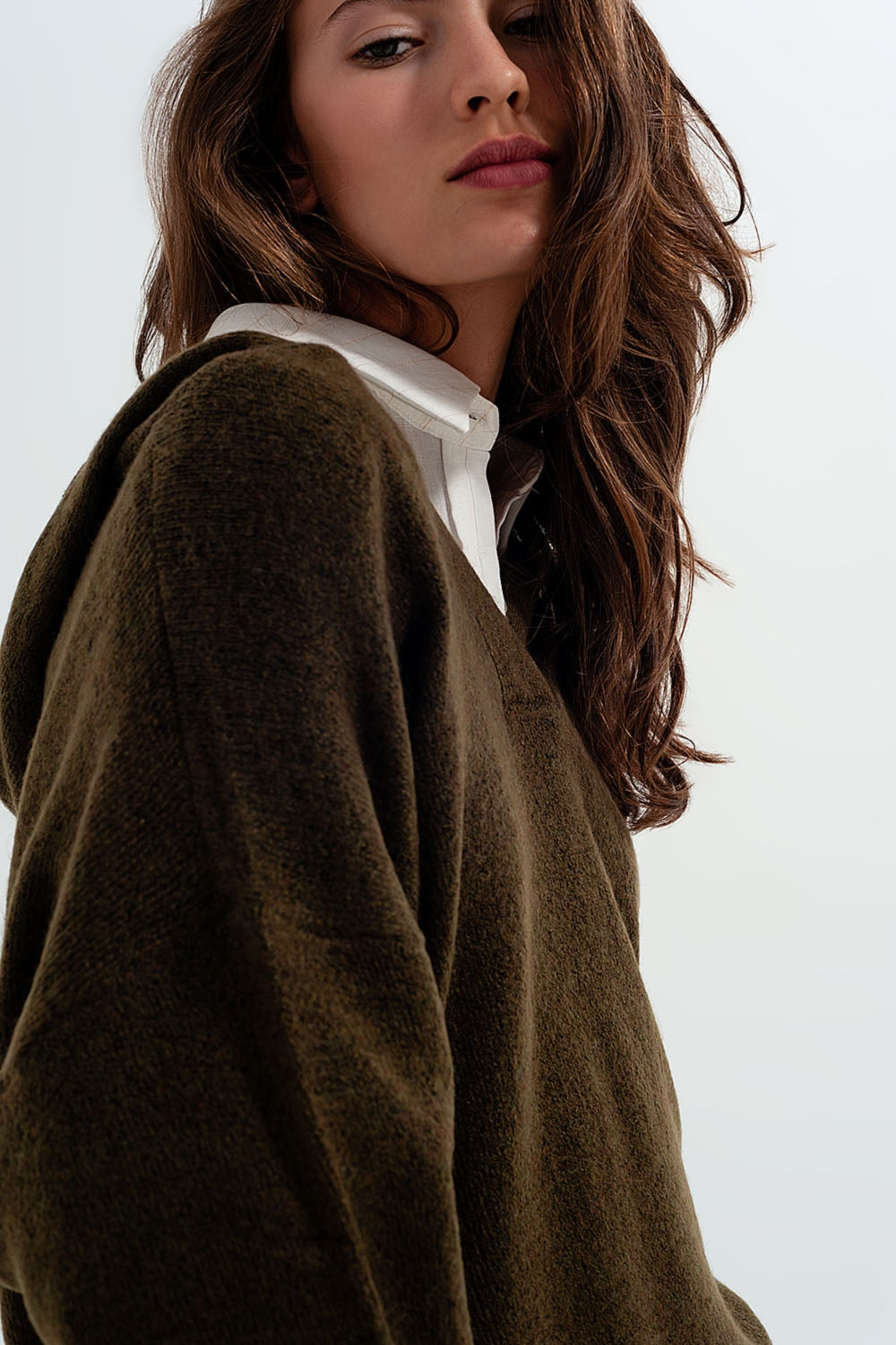 Maglione verde con scollo a V