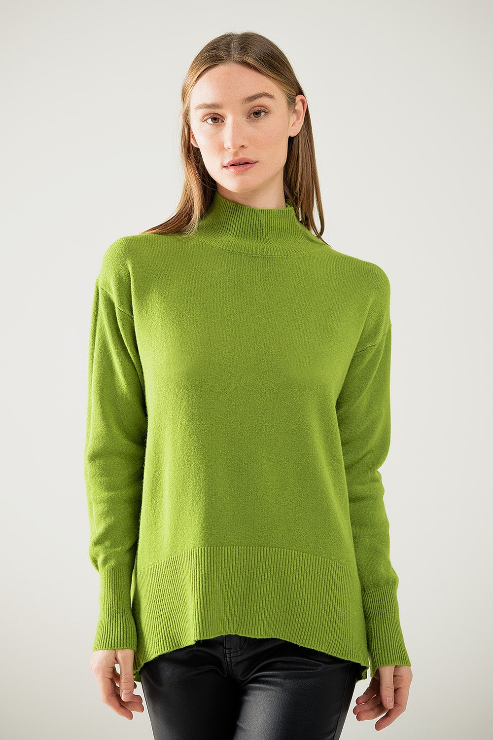 Maglione verde largo con apertura sul retro