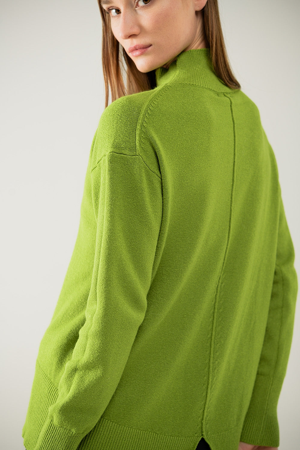 Maglione verde largo con apertura sul retro