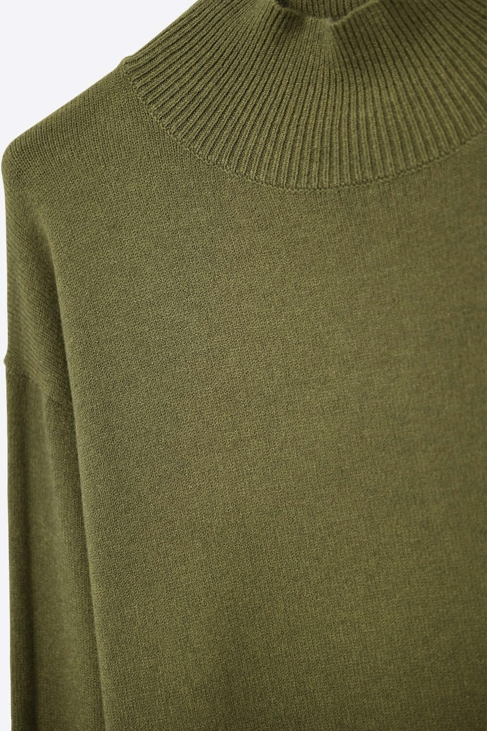 Maglione verde militare con dettaglio aperto sulla schiena